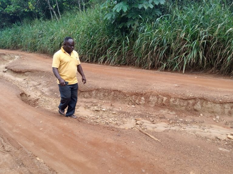 JUABOSO DISTRICT ASSEMBLY UDERTAKES RESHAPING OF MAFIA ROAD ON 11TH FEBRAURY 2022.