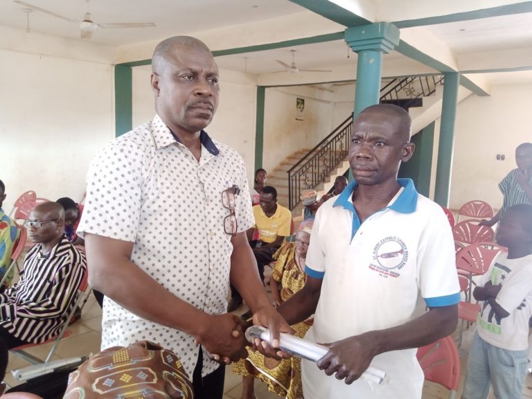 DISTRICT COORDINATING  DIRECTOR  PRESENTS  WHITE CANE TO ONE OF THE DISABLE  ON THE 6TH OF OCTORBER 2022.